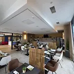 Cat Deluxe 4*